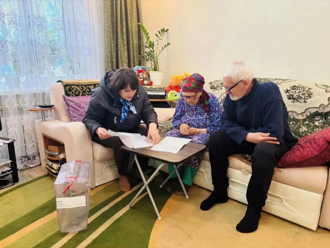 «Голосую сердцем»: 100-летняя жительница Излучинска проголосовала на дому «Голосую сердцем»: 100-летняя жительница Излучинска проголосовала на дому