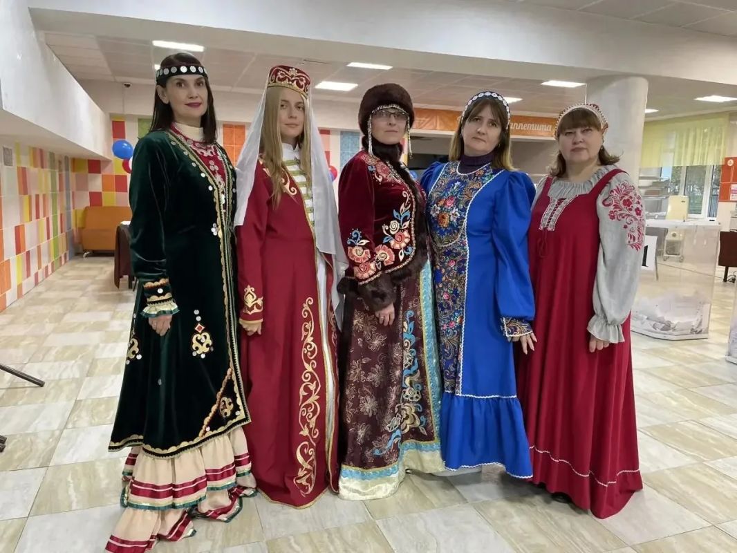 На избирательных участках Югры можно увидеть национальные костюмы и элементы одежды разных народов: яркие орнаменты, узнаваемые силуэты, детали, за которыми стоят целые истории На избирательных участках Югры можно увидеть национальные костюмы и элементы одежды разных народов: яркие орнаменты, узнаваемые силуэты, детали, за которыми стоят целые истории