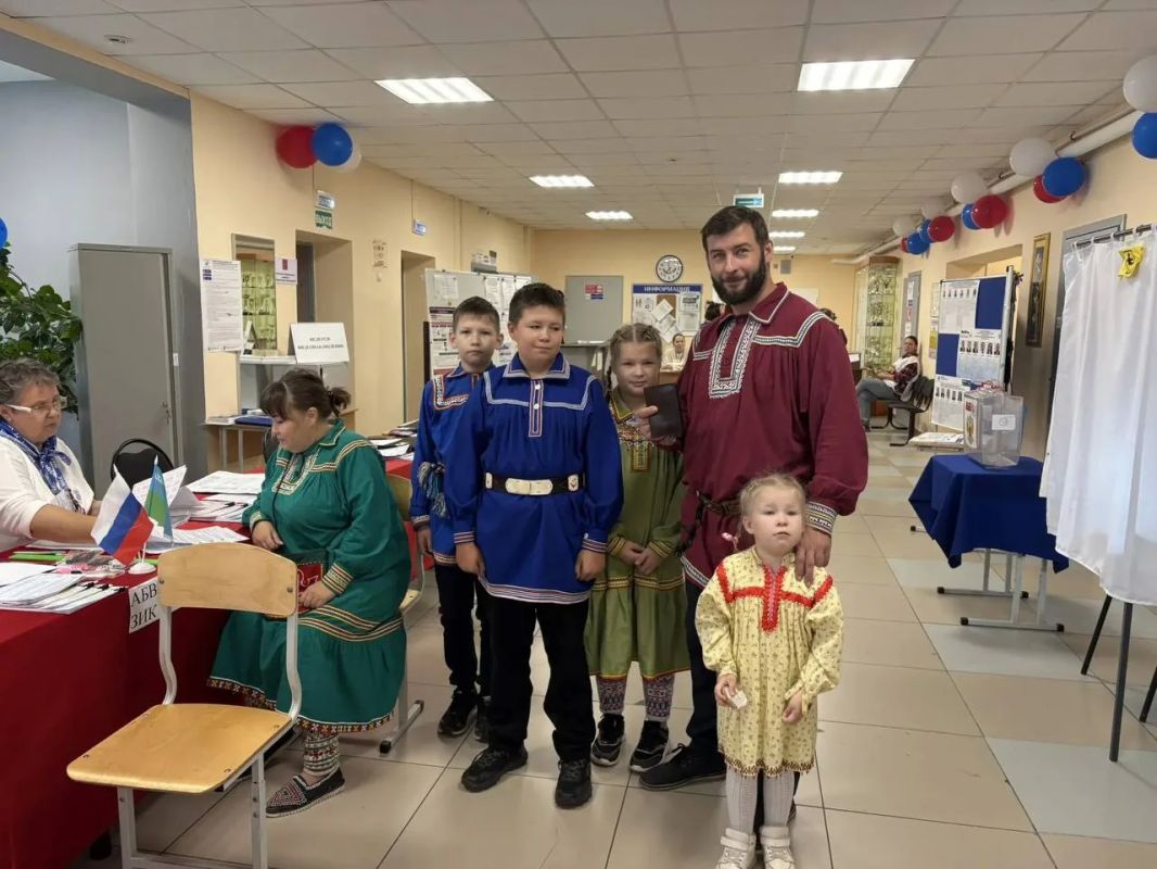 В национальных костюмах и всей семьёй: в Кышике проголосовала семья Белихиных В национальных костюмах и всей семьёй: в Кышике проголосовала семья Белихиных