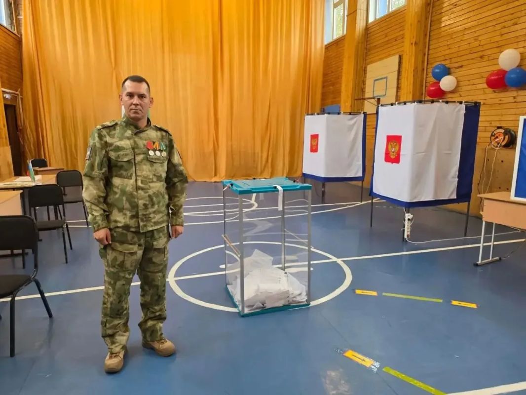 Участники СВО, ветераны боевых действий, Герои России приходят на избирательные участки Югры, чтобы проголосовать на выборах в государственный, окружной, областной и городские парламенты