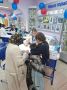 На выборы — всей семьёй!. На одном из избирательных участков Пыть-Яха сегодня заметили необычного участника — домашнего кота