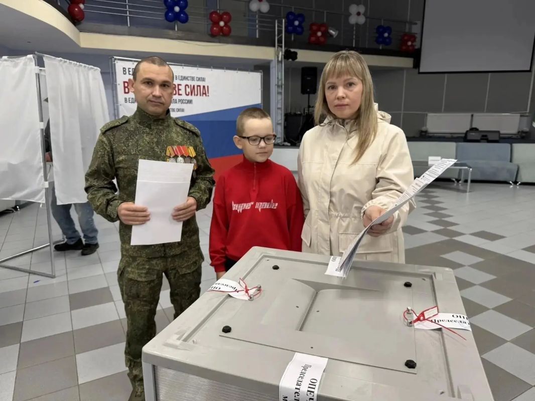 Участники СВО, ветераны боевых действий, Герои России приходят на избирательные участки Югры, чтобы проголосовать на выборах в государственный, окружной, областной и городские парламенты Участники СВО, ветераны боевых действий, Герои России приходят на избирательные участки Югры, чтобы проголосовать на выборах в государственный, окружной, областной и городские парламенты