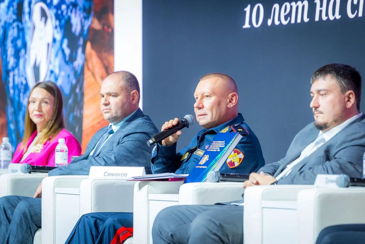 В Югре представили издание к 10-летию окружного управления Росгвардии В Югре представили издание к 10-летию окружного управления Росгвардии
