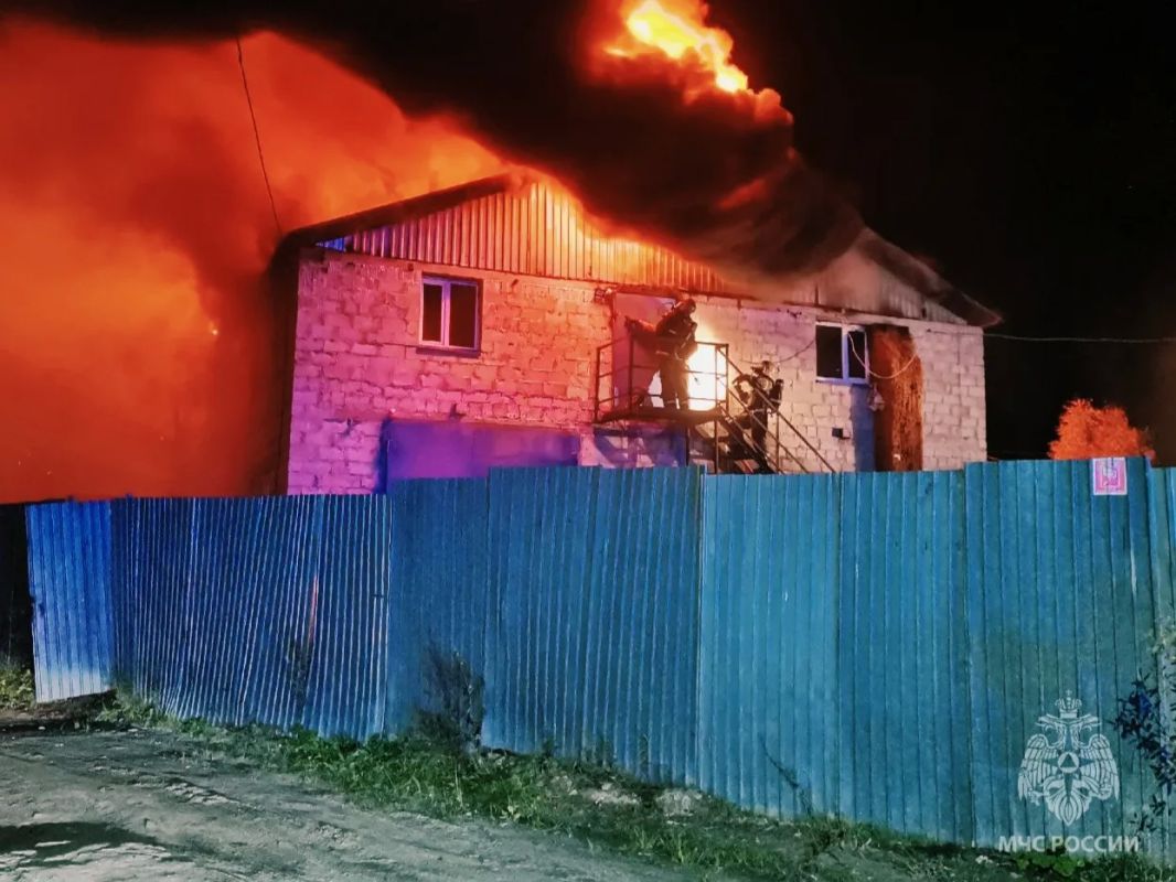 В Сургуте пожарные МЧС Югры ликвидировали крупное возгорание