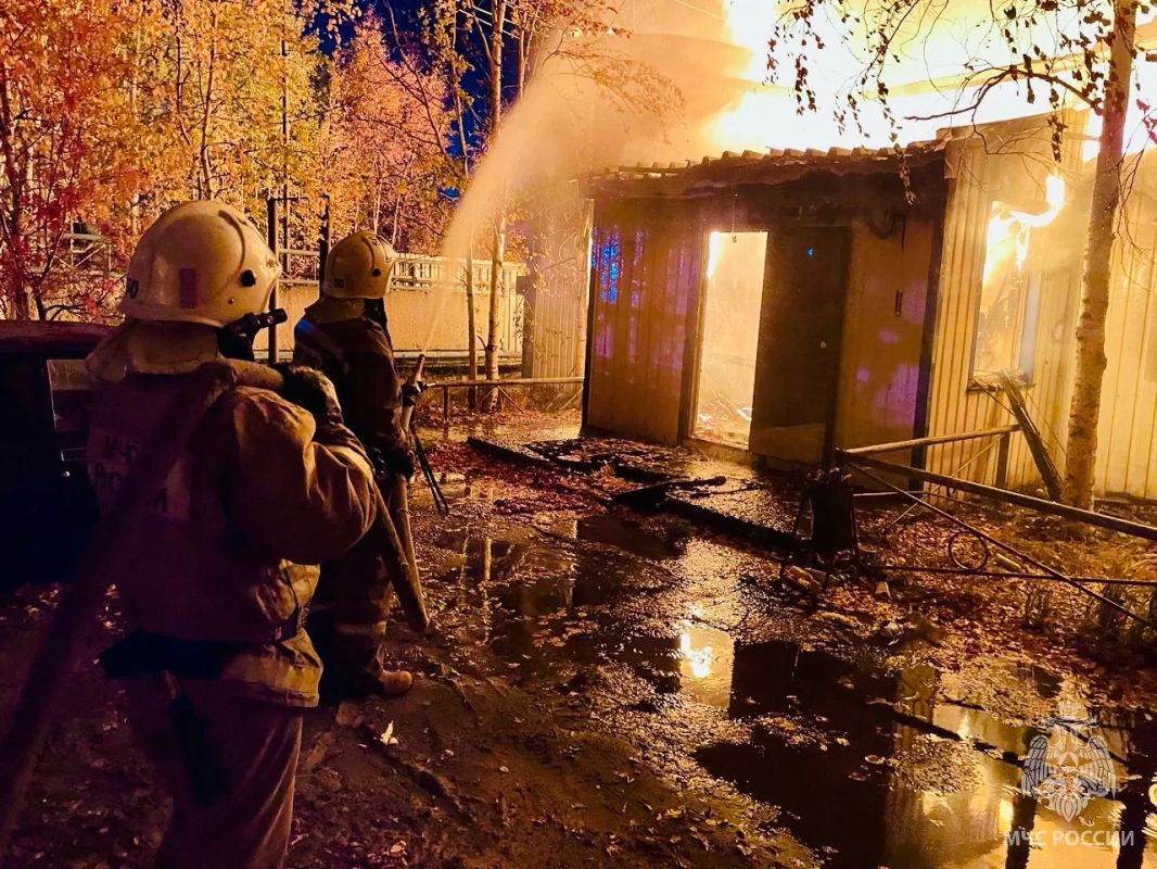 В Покачах пожарные МЧС России ликвидировали пожар в общежитии В Покачах пожарные МЧС России ликвидировали пожар в общежитии