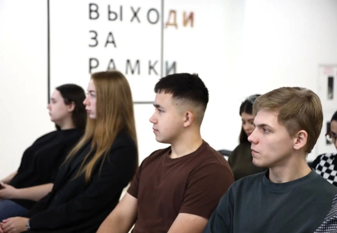 Глава города Дмитрий Кощенко провел заседание Координационного совета по взаимодействию с Общероссийским движением детей и молодежи «Движение первых» Глава города Дмитрий Кощенко провел заседание Координационного совета по взаимодействию с Общероссийским движением детей и молодежи «Движение первых»