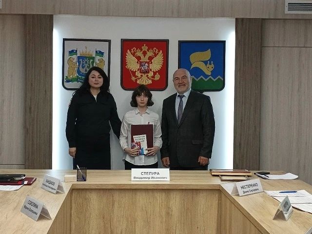 В Лангепасе юным жителям торжественно вручили первые паспорта В Лангепасе юным жителям торжественно вручили первые паспорта