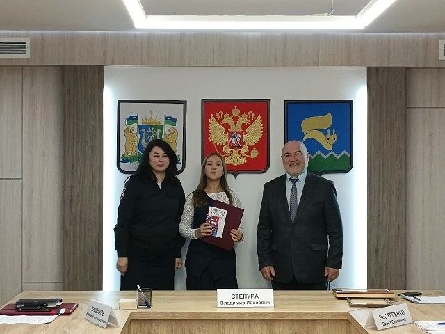 В Лангепасе юным жителям торжественно вручили первые паспорта В Лангепасе юным жителям торжественно вручили первые паспорта
