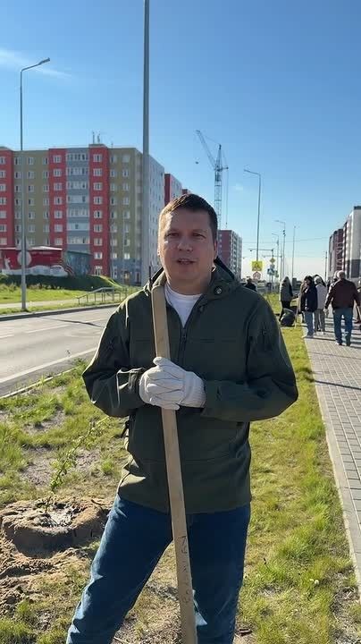 Как закладывали аллею к 95-летию «Новостей Югры»
