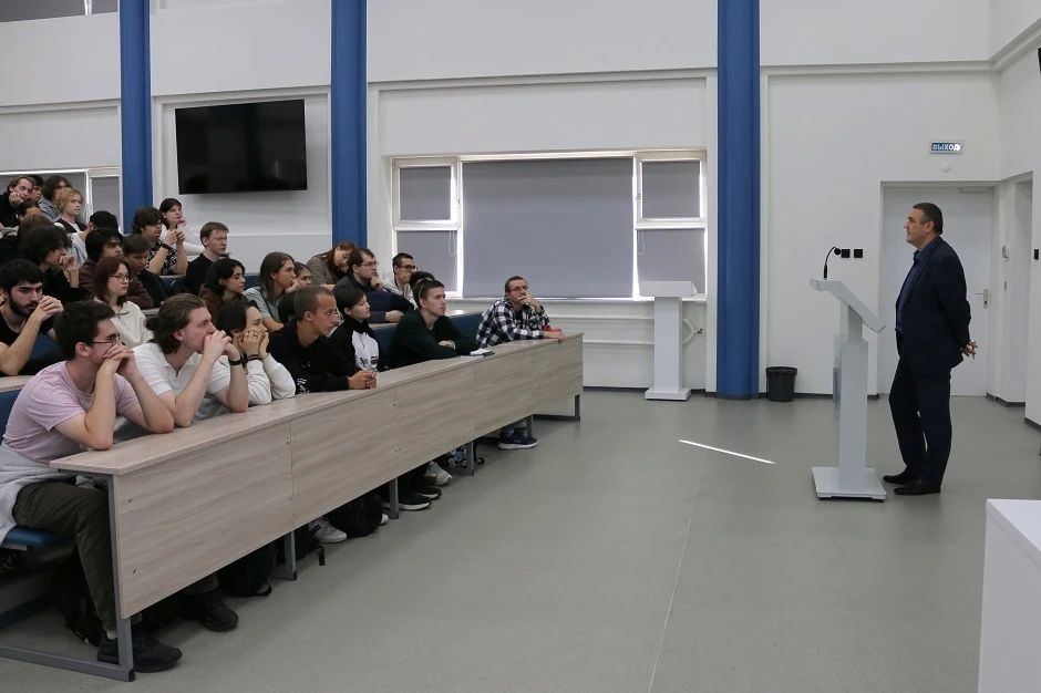 В рамках акции «Сообщи, где торгуют смертью» сотрудник полиции встретился со студентами Югорского государственного университета В рамках акции «Сообщи, где торгуют смертью» сотрудник полиции встретился со студентами Югорского государственного университета