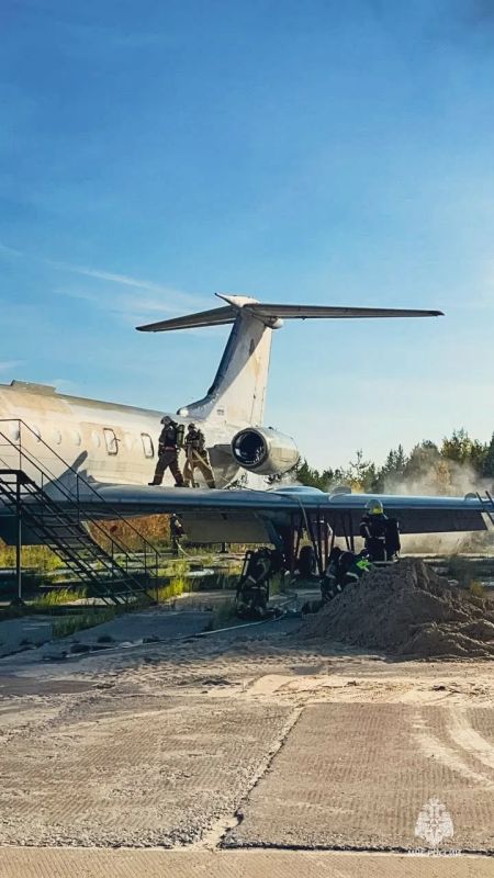 В Когалыме отработали действия при чрезвычайной ситуации в аэропорту В Когалыме отработали действия при чрезвычайной ситуации в аэропорту