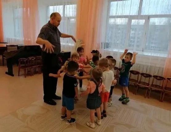 В рамках нашей рубрики #ЛицаНашегоГорода представляем Владимира Кравченко - человека, который учит детей слышать музыку В рамках нашей рубрики #ЛицаНашегоГорода представляем Владимира Кравченко - человека, который учит детей слышать музыку