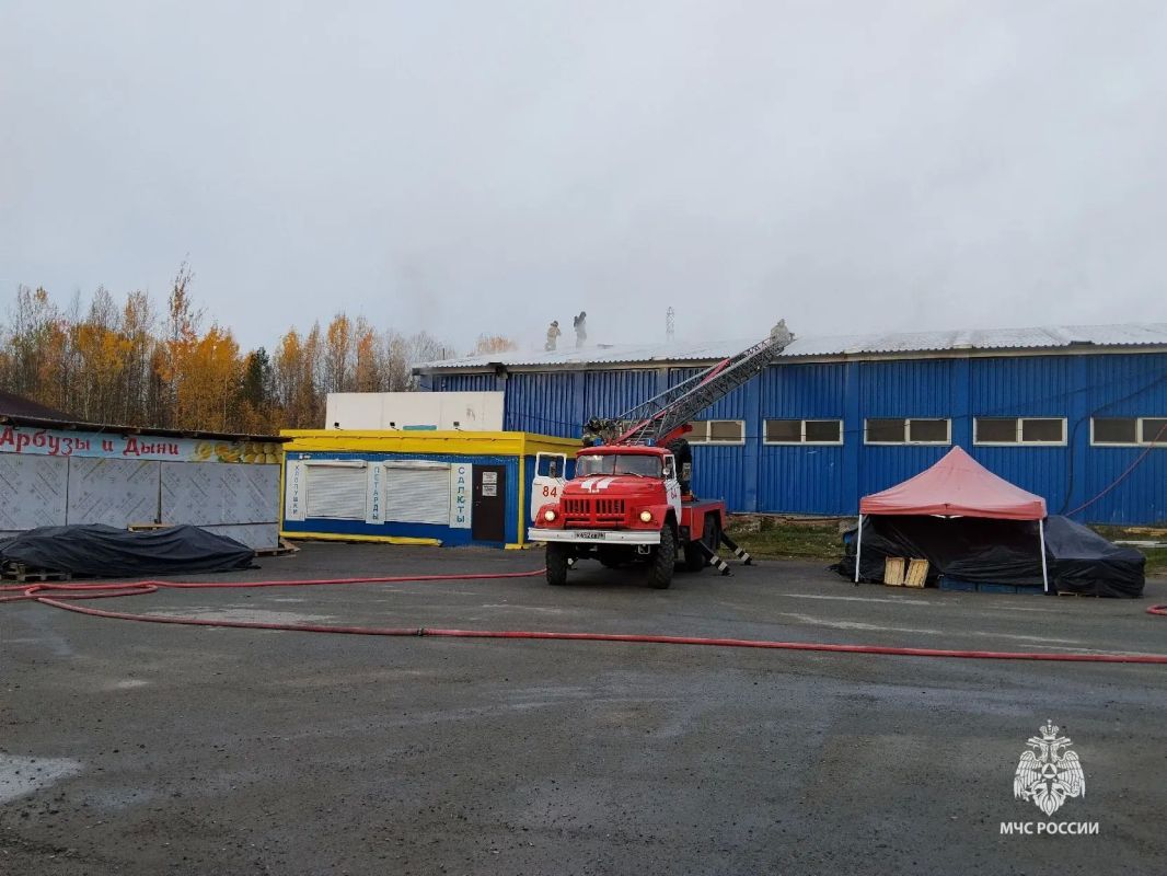 Огнеборцы МЧС Югры ликвидировали пожар в магазине в Пыть-Яхе