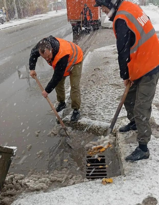 В Нижневартовске коммунальщики чистят ливневки и тротуары из-за обильных осадков В Нижневартовске коммунальщики чистят ливневки и тротуары из-за обильных осадков