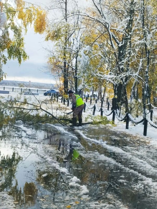 Аварийные и дорожные службы Сургута работают в усиленном режиме, устраняя последствия непогоды Аварийные и дорожные службы Сургута работают в усиленном режиме, устраняя последствия непогоды