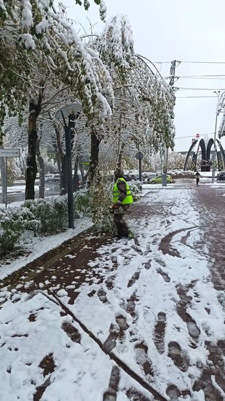 Аварийные и дорожные службы Сургута работают в усиленном режиме, устраняя последствия непогоды Аварийные и дорожные службы Сургута работают в усиленном режиме, устраняя последствия непогоды