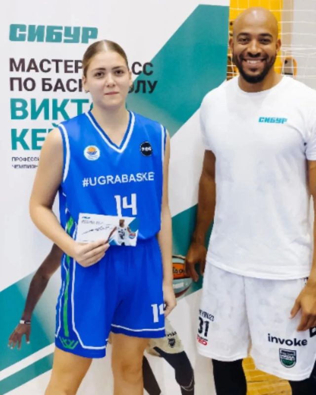 Большой баскетбол — ближе, чем кажется! В Нижневартовске юные спортсмены встретились на одной площадке с настоящей звездой российского баскетбола — Виктором Кейру Большой баскетбол — ближе, чем кажется! В Нижневартовске юные спортсмены встретились на одной площадке с настоящей звездой российского баскетбола — Виктором Кейру