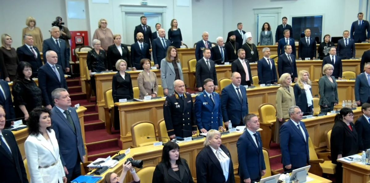 На первом после выборов заседании депутатов Думы Югры 8 созыва народные избранник в начале работы парламента принесли присягу служить на благо жителей региона и России