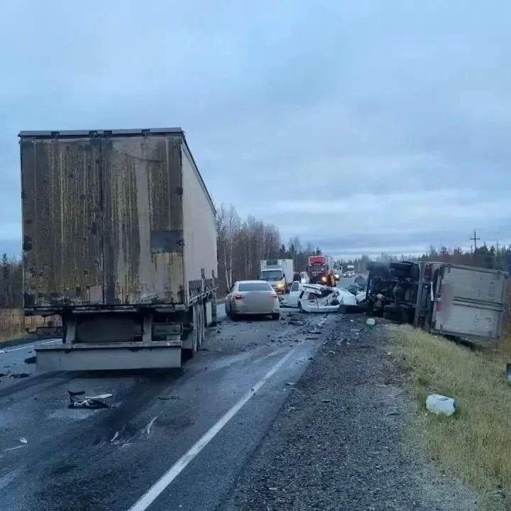 Ямальскую трассу перекрыли из-за смертельного ДТП