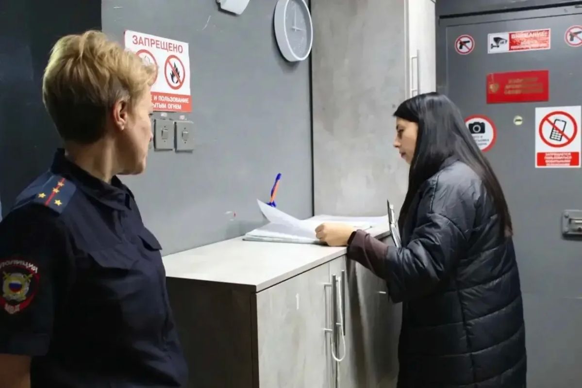 В Радужном представители общественники посетили изолятор временного содержания полиции В Радужном представители общественники посетили изолятор временного содержания полиции