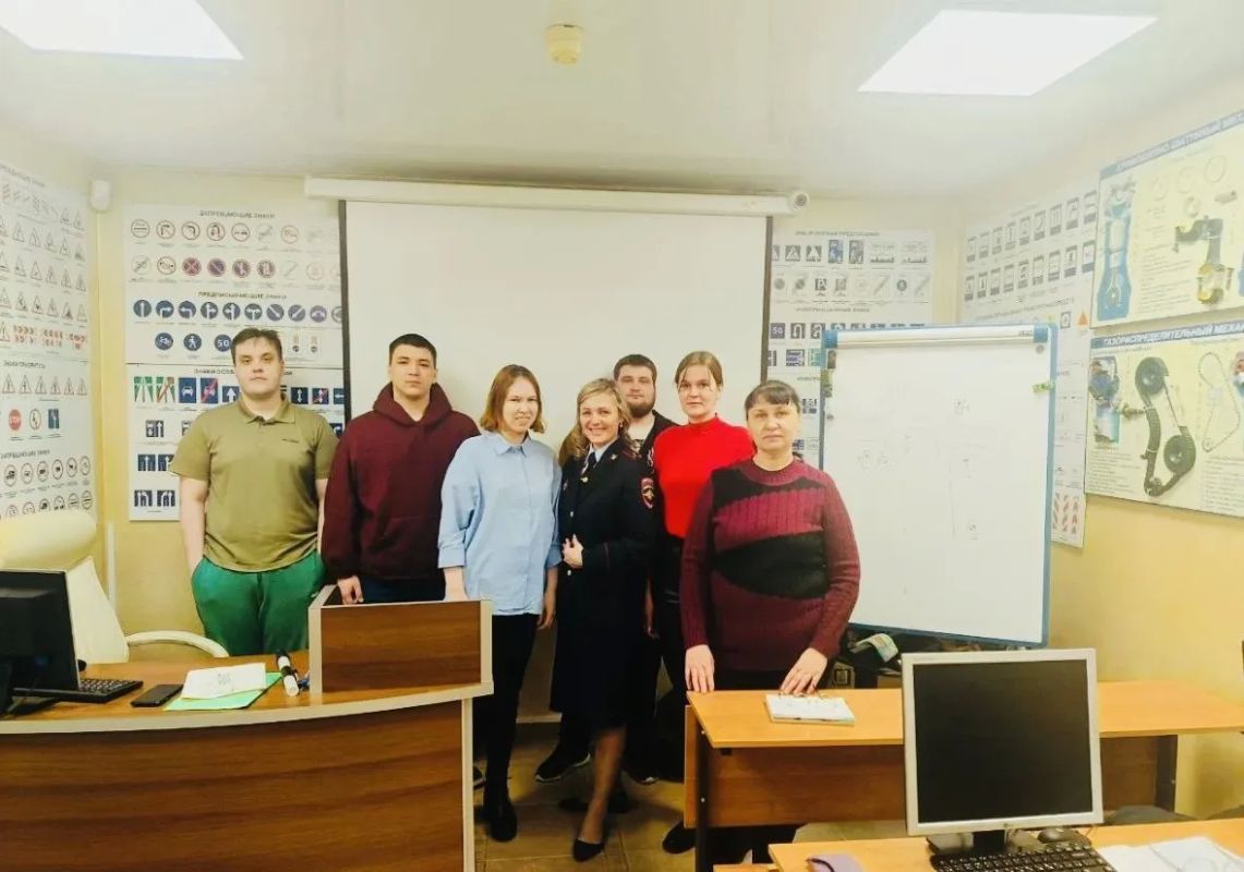 На территории Югры госавтоинспекторы активно проводят профилактические мероприятия в автошколах На территории Югры госавтоинспекторы активно проводят профилактические мероприятия в автошколах