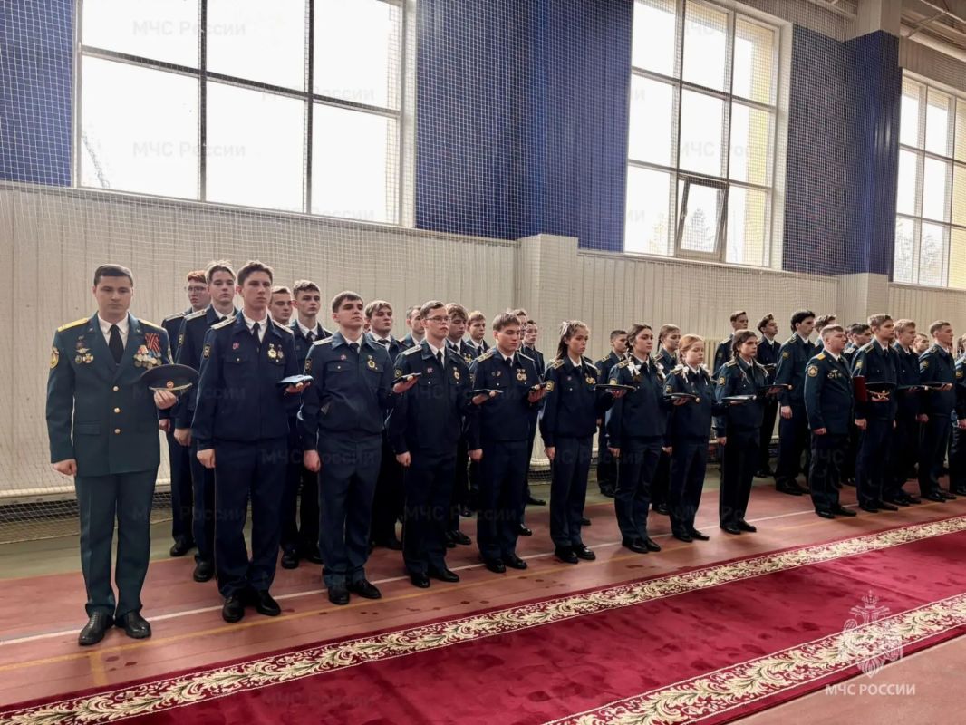 В Сургуте кадеты пожарно-спасательного профиля приняли присягу В Сургуте кадеты пожарно-спасательного профиля приняли присягу