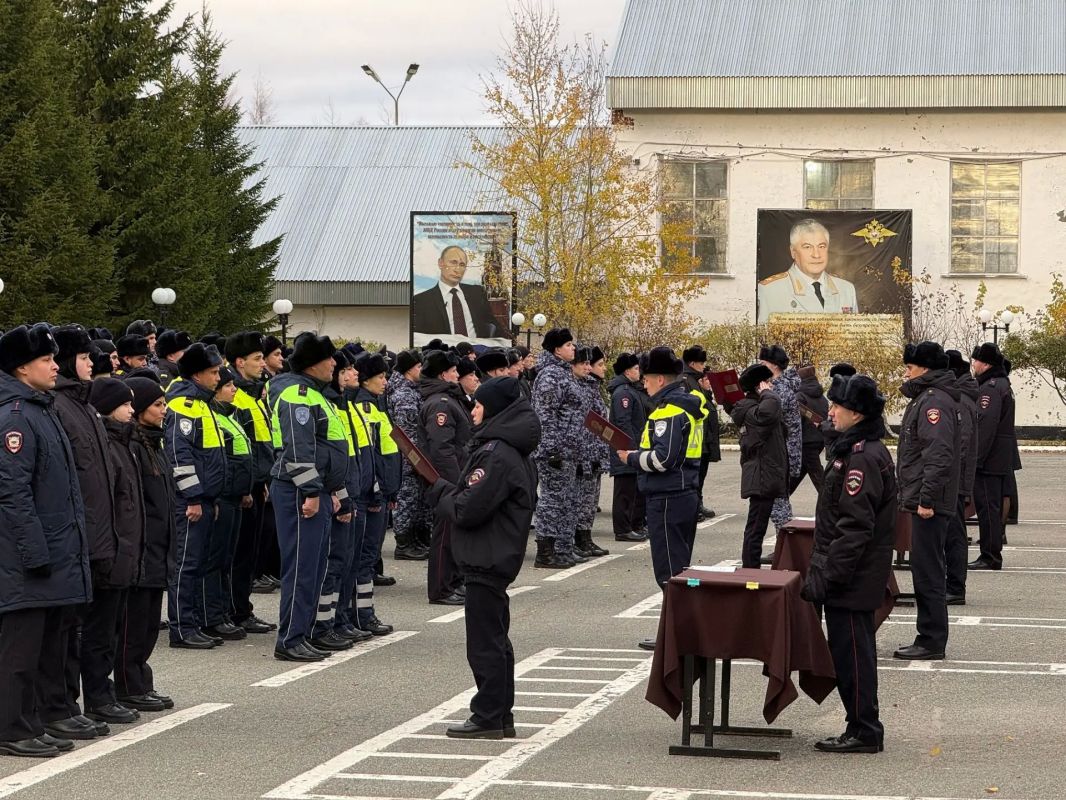 В Центре профессиональной подготовки УМВД России по ХМАО Югре молодые сотрудники полиции приняли Присягу В Центре профессиональной подготовки УМВД России по ХМАО Югре молодые сотрудники полиции приняли Присягу