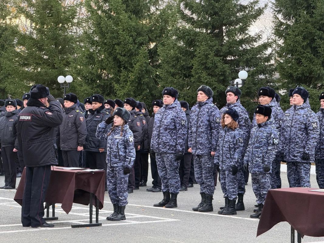 В Центре профессиональной подготовки УМВД России по ХМАО Югре молодые сотрудники полиции приняли Присягу