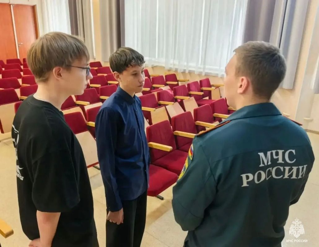 Школьникам Лянтора и Нижнесортымского рассказали о поступлении в вузы МЧС России Школьникам Лянтора и Нижнесортымского рассказали о поступлении в вузы МЧС России