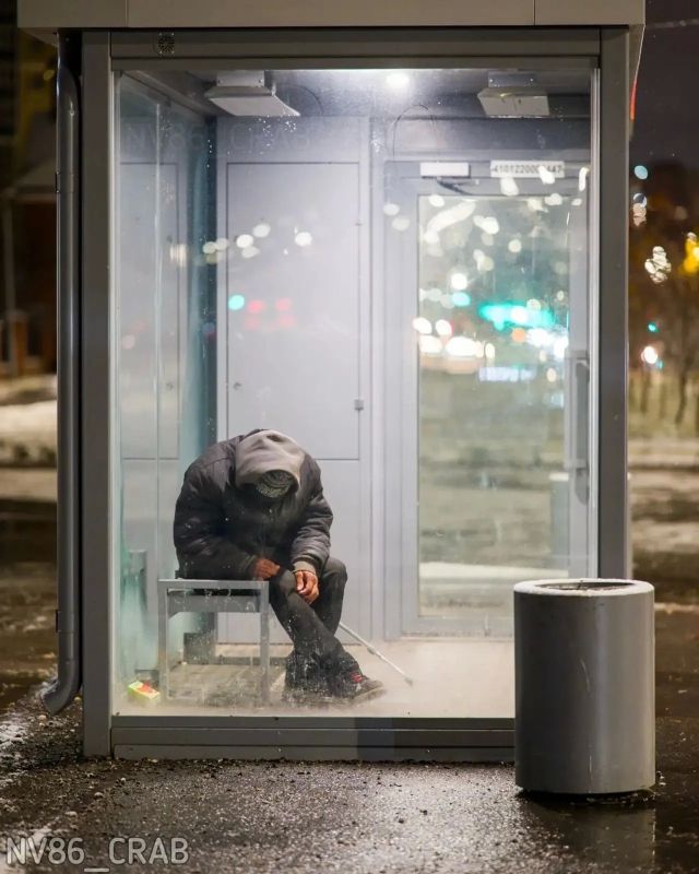 Дед поселился в теплой остановке у храма Рождества Христова Дед поселился в теплой остановке у храма Рождества Христова