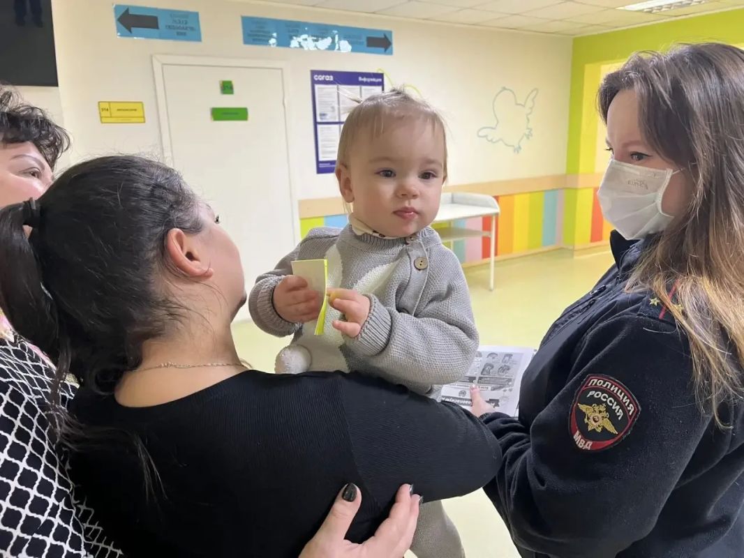 В Югре сотрудники Госавтоинспекции совместно с волонтёрами-медиками провели профилактическое мероприятие в детской поликлинике В Югре сотрудники Госавтоинспекции совместно с волонтёрами-медиками провели профилактическое мероприятие в детской поликлинике