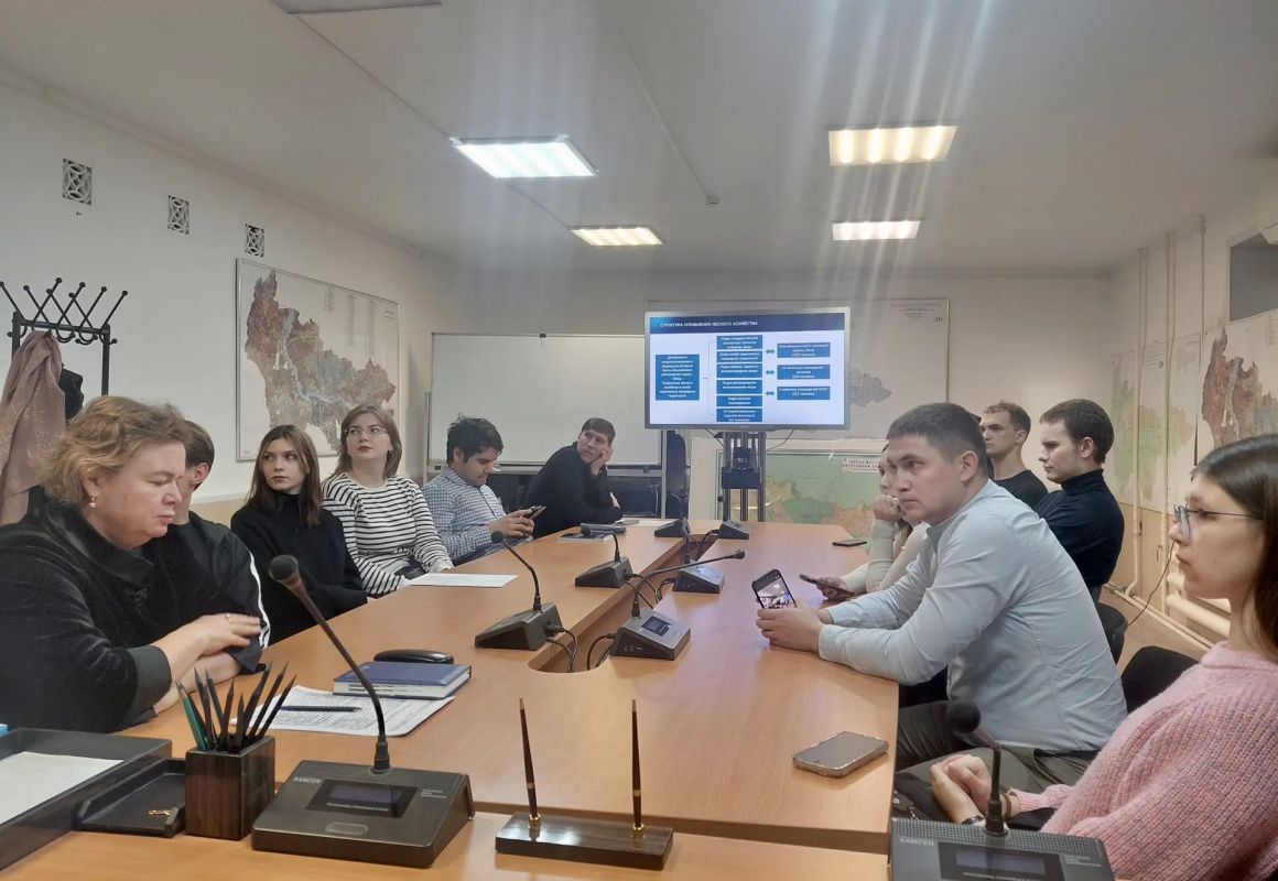 Студенты-экологи ЮГУ познакомились с работой лесного управления Студенты-экологи ЮГУ познакомились с работой лесного управления