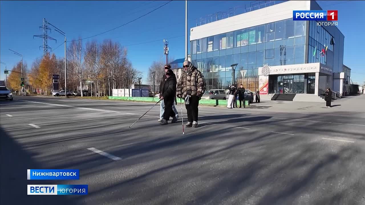 Город на ощупь: в Нижневартовске в День белой трости прошла экскурсия вслепую