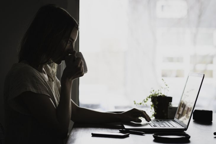 5 приемов, которые помогут взбодриться на работе: если потянуло на сон