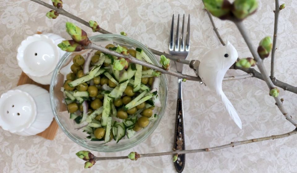 Салат с огурцом и зелёным горошком: свежесть, которую стоит попробовать