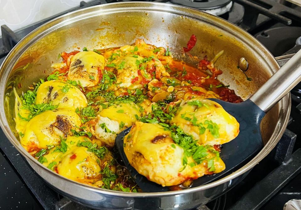 Идеальный завтрак за 5 минут: яйца с помидорами и сыром