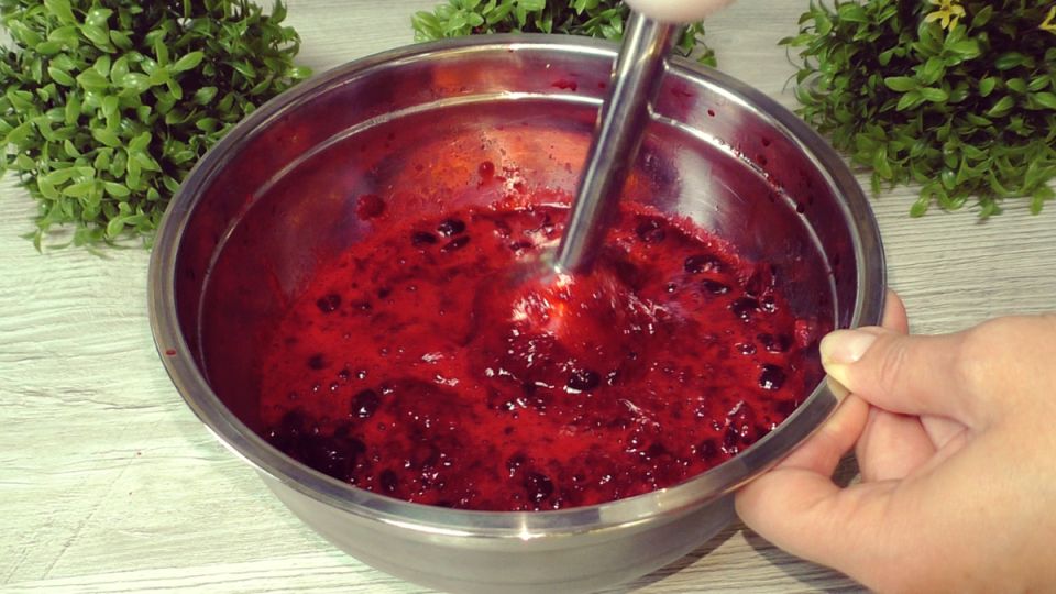 Сочная вишня в каждом кусочке: простейший рецепт пирога, который покорит ваши сердца