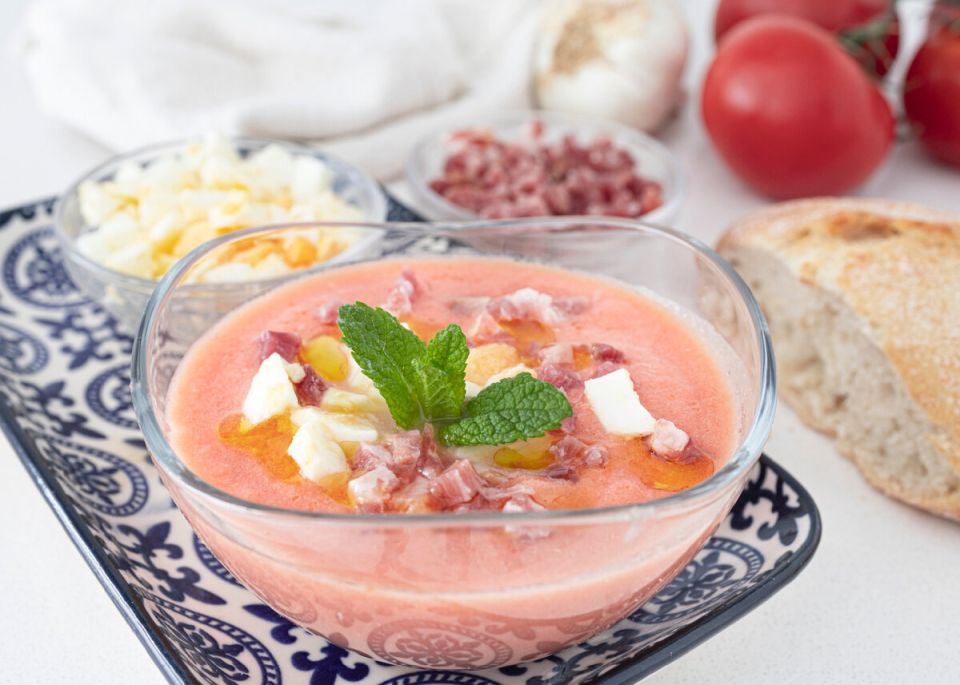Летний взрыв свежести: откройте для себя холодный овощной суп с ветчиной