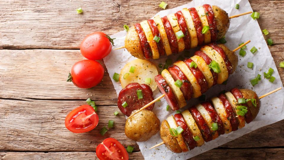 Блюдо из запеченного картофеля получится вкуснее, чем в ресторане: близким понравится