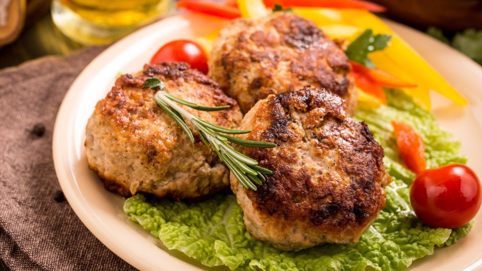 Таких румяных котлет вы еще не ели: добавьте в фарш ложку этого продукта