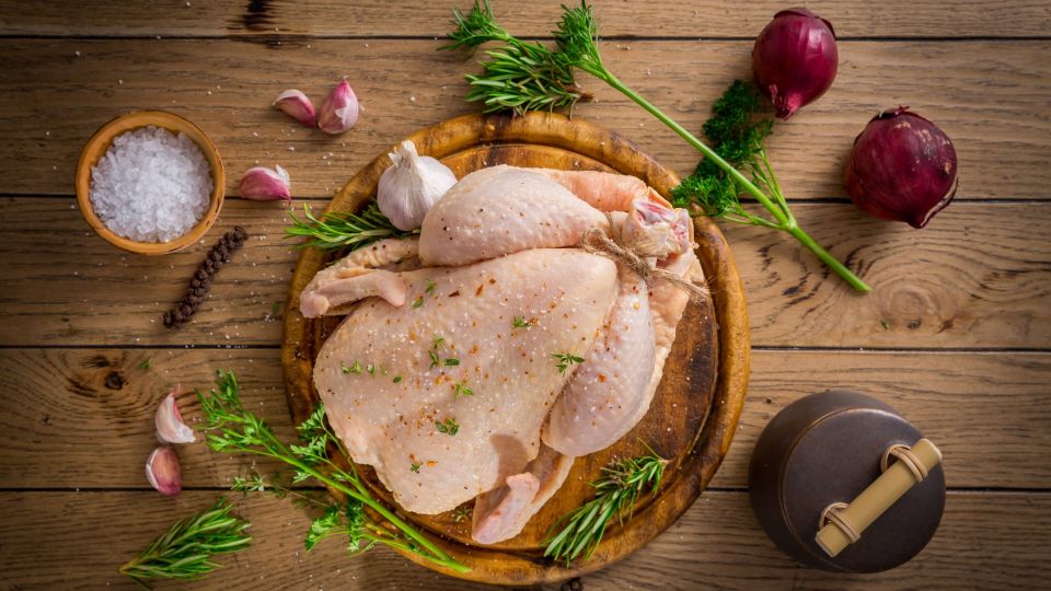 Помыла, побрила, оголила курицу — и получился деликатес: KFC отдыхает (видео)