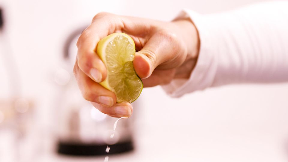 Сока из лимона выйдет в два раза больше: поможет один простой трюк