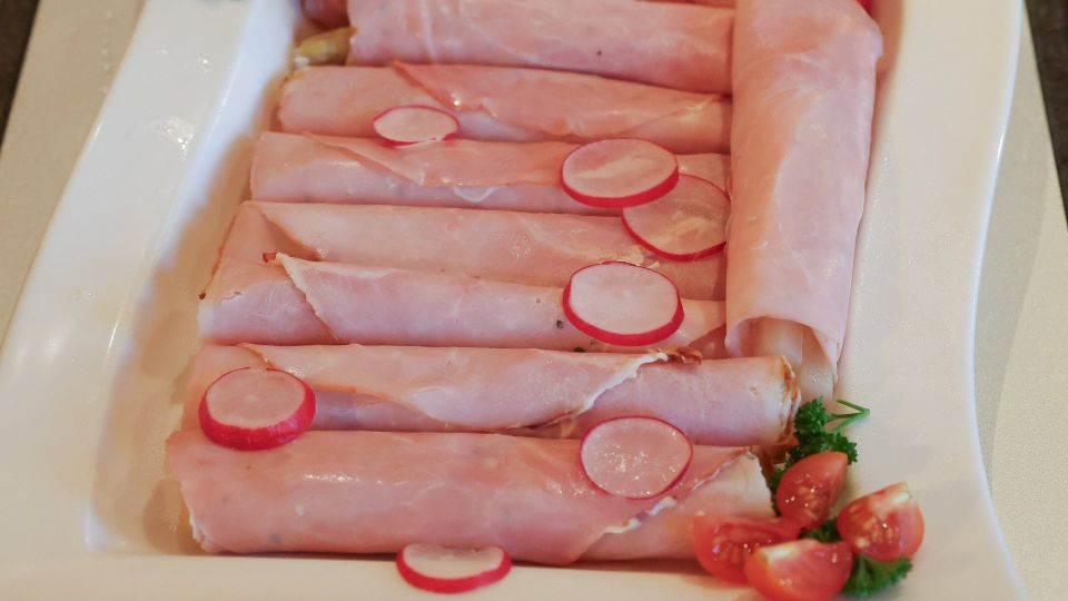 Эта начинка для рулетиков из ветчины сразит наповал: вот чем можно заменить сыр