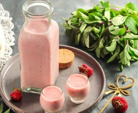 Приготовьте очаровательный ликер из клубники и сливок для летних вечеринок