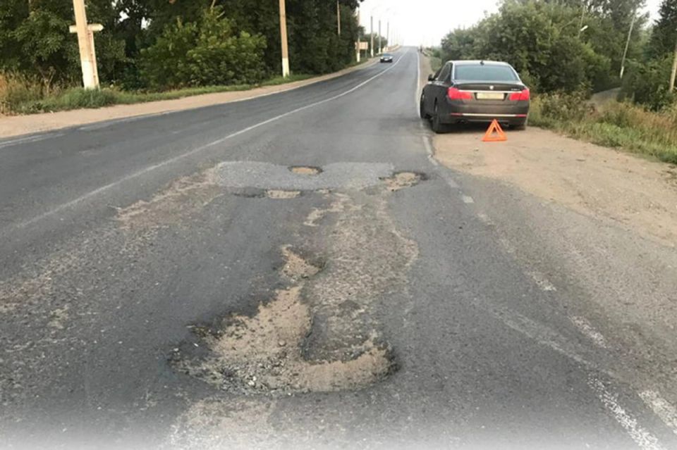 Как женщина выиграла 800 тысяч рублей с дорожников за аварию на разбитой дороге