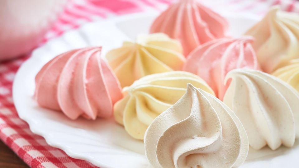 Всего два ингредиента: приготовьте это хрустящее безе в микроволновке за минуту