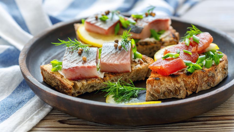 Гостям будет не до бутербродов: необычная закуска с селедкой украсит новогодний стол