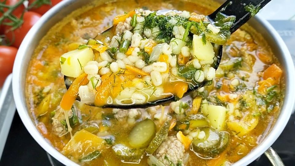 Рассольник с перловкой и фаршем: быстро, просто и вкусно