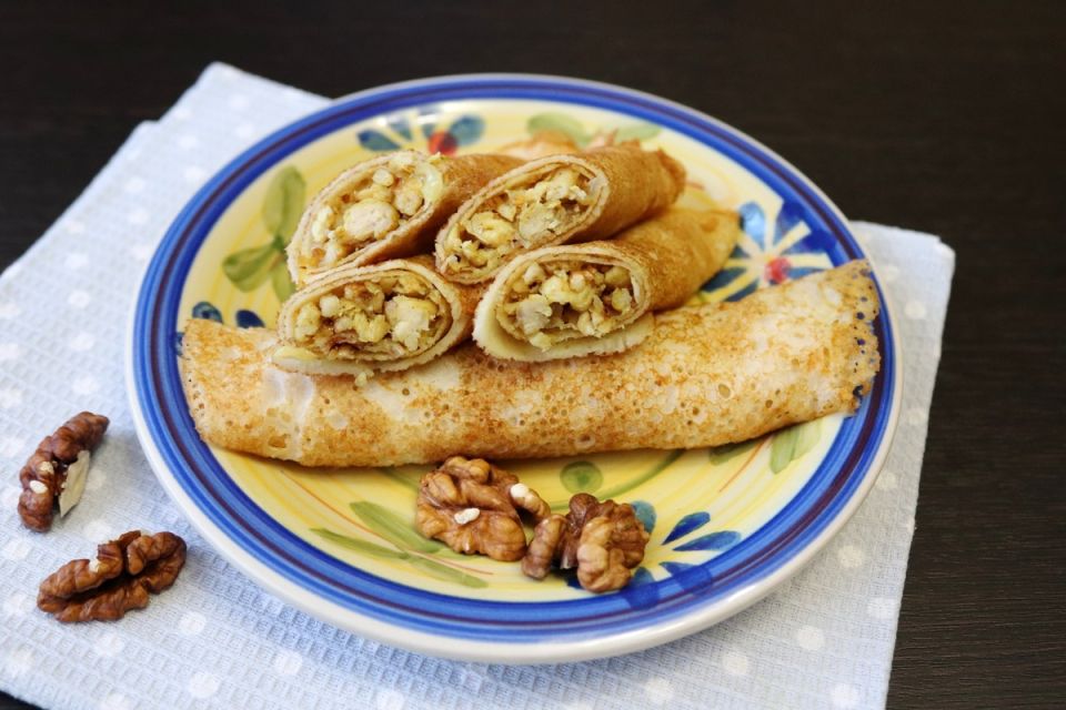 Сытные блинчики с курицей и грецкими орехами: просто и вкусно
