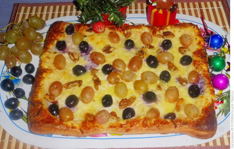 Пирог из слоеного теста с виноградом и орехами